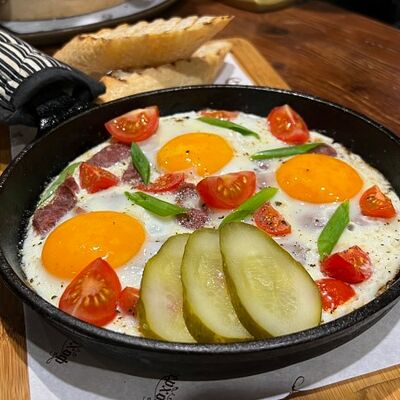 Яичница с колбасками в сковороде в Линдерхоф по цене 895 ₽