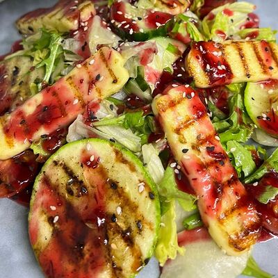 Халуми на гриле со свежими овощами в Лобстер по цене 579 ₽