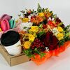 Презент с цветами, ароматным кофе и макарунсамив Дарите красиво по цене 4199