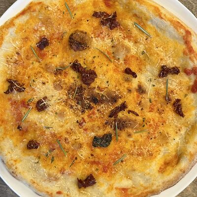 Фокачча с вялеными томатами и розмарином в Fllore cafe по цене 459 ₽