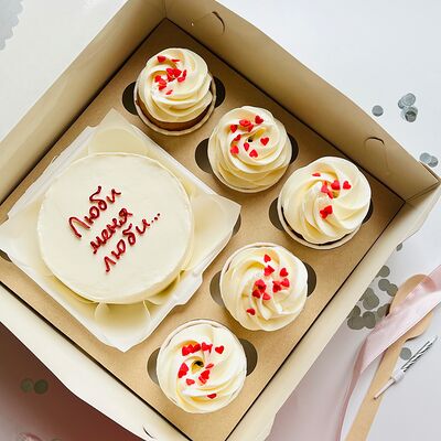 Бенто-торт Люби меня люби и ванильные капкейки в Kulakovabakery по цене 3850 ₽