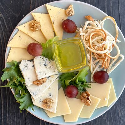 Ассорти Четыре сыра в Грейс HALL по цене 1030 ₽