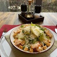 Салат Цезарь с креветками в Bellagio