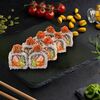 Ролл с жареным лососем и соусом спайси в Веселый Самурай SUSHI PREMIUM по цене 966