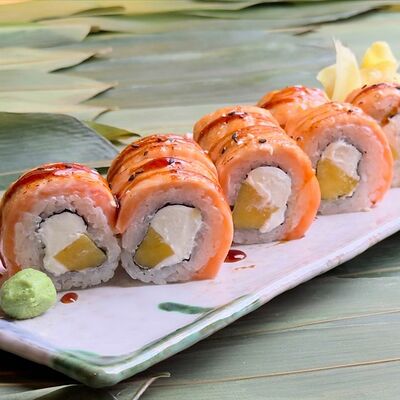 Опаленный ролл с лососем и манго в Sushi lovers по цене 890 ₽