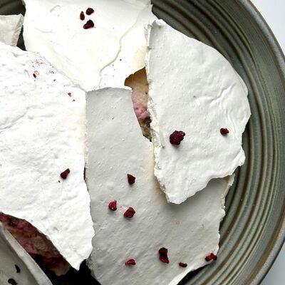 Меренговый рулет в Crystal по цене 660 ₽