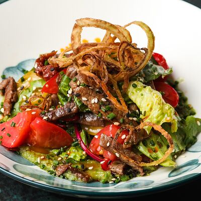 Салат с говядиной Чили и гуакамоле в SAGA по цене 620 ₽