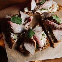 Хрустящие брускетты с ростбифом в Паб 13