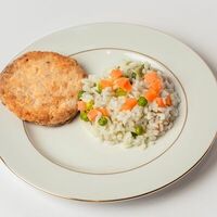 Котлета из курицы с сыром и рис с овощами в Круассан Дорэ