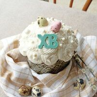 Кулич с пасхальными яйцами в Моне