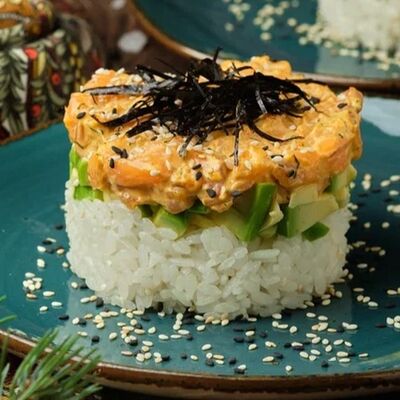 Суши Торт с лососем в Mesto Sushi & Grill по цене 460