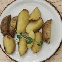 Картофель печеный с лепестками из розмарина в Камин