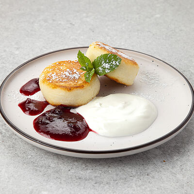 Сырники с брусничным соусом в Vaffel Норвежские вафли, завтраки, кофе по цене 450 ₽