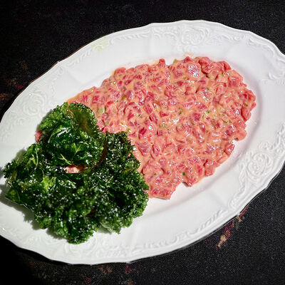 Тартар из говядины с черными лисичками и жареным кейломв Гвидон по цене 1900 ₽