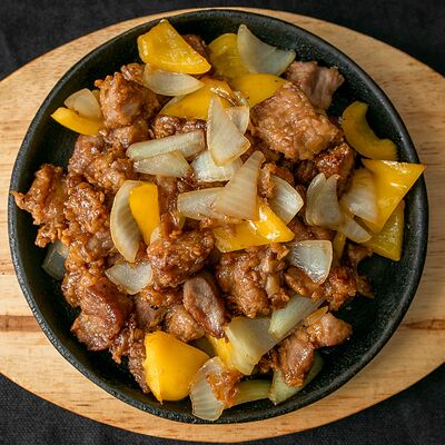 Свинина с овощами в кисло-сладком соусе в Daddys pub по цене 825 ₽