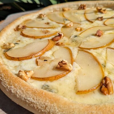 Пицца Груша-горгонзола в Чёрноморская пицца по цене 520 ₽