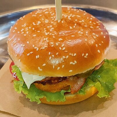 Чизбургер куриный с беконом в ШаурХолл по цене 520 ₽