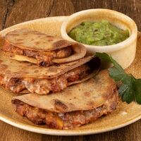 Горячие тако с пережаренной фасолью в El sol