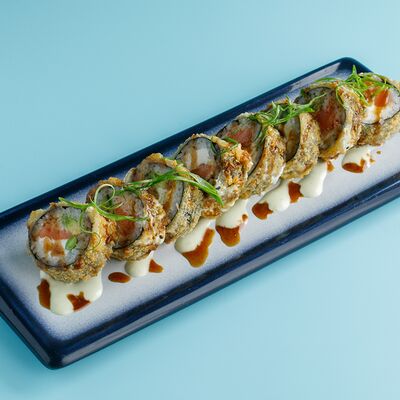 Темпура ролл с лососем, крабом и бобами эдамамэ в MO by Matisov по цене 909 ₽