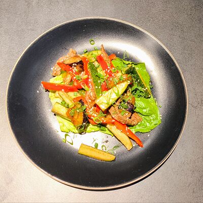 Тёплый салат с говядиной и овощами в Эшторил Кафе по цене 650 ₽