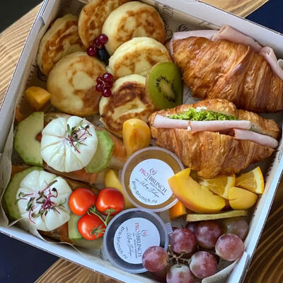 Завтрак Семейный с сырниками М в Pro Brunch по цене 2550 ₽