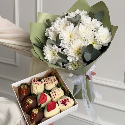 Клубника в шоколаде и цветы Комбо набор №25 в Клубника по цене 4990 ₽