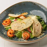 Цезарь с копченой креветкой в Костер