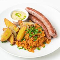 Говяжьи колбаски с картофельными дольками в Et-Et
