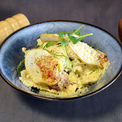 Салат цезарь с креветками в Грузия и вино по цене 750 ₽