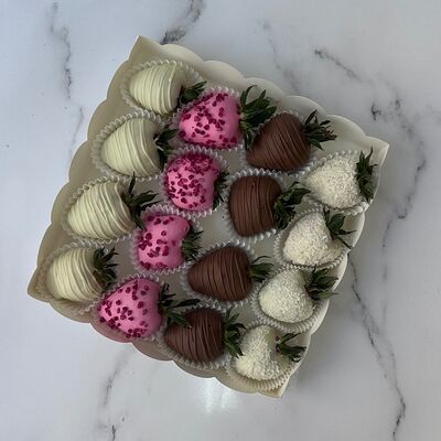 Клубника в шоколаде 16 штук классика в Любовь есть по цене 3200 ₽