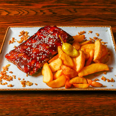 Свиные ребра в соусе барбекю в Таверна Фили Хаус по цене 890 ₽