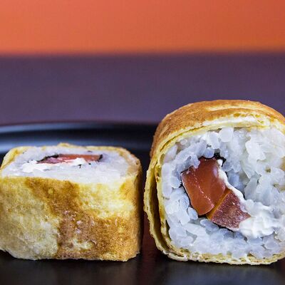 Тамаго с лососем в SushiShark по цене 360 ₽