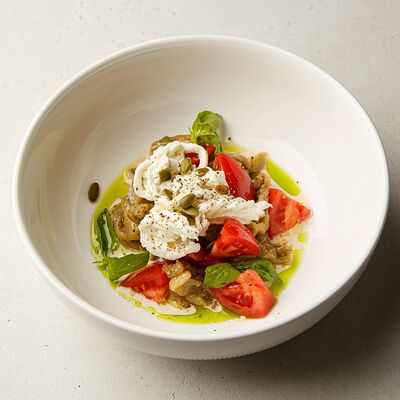 Салат с печеными баклажанами и страчателлойв Философия по цене 930 ₽