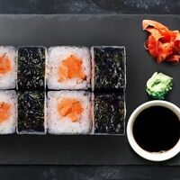 Ролл с лососем в SUWI CAFE
