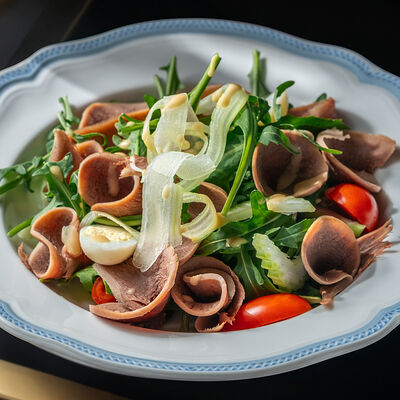 Салат с телячьим языком в La Maison гастробутик по цене 810 ₽