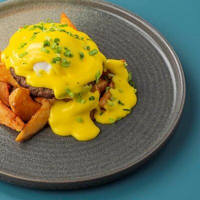 Бифштекс с яйцом пашот под соусом чеддер в Сушилка по цене 900 ₽