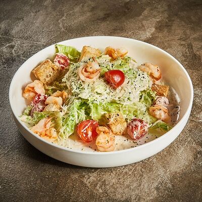 Цезарь с тигровыми креветками в Гранат по цене 690 ₽