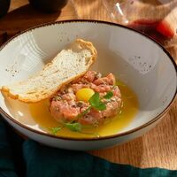 Тартар из лосося с авокадо и апельсиновым соусом в Liman