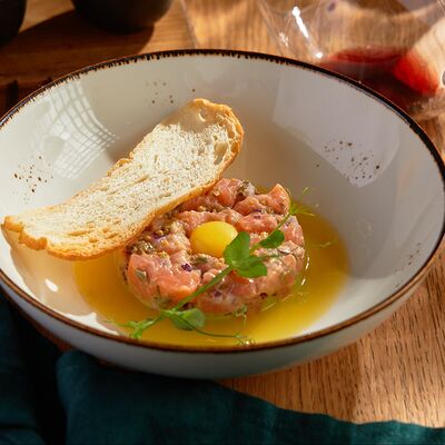 Тартар из лосося с авокадо и апельсиновым соусом в Liman по цене 1130 ₽