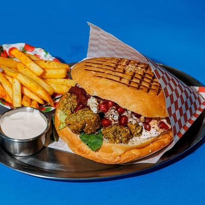 Берлинский кебаб в пите с фалафелем в Ист по цене 650 ₽