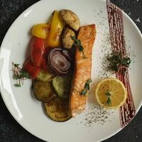 Стейк из лосося с овощами гриль в Вирид ярд