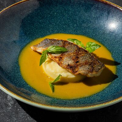 Филе сибаса с разноцветной молодой морковьюв Муссон по цене 1290 ₽