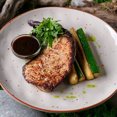 Стейк из индейки с цукини и соусом из черного перцав Павлин 2.0 по цене 830 ₽