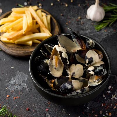 Мидии в сливочно-чесночном соусе с картофелем фри в Brothers Food на Советской по цене 975 ₽