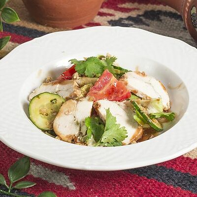 Салат с куриным рулетом в Мушмула по цене 159