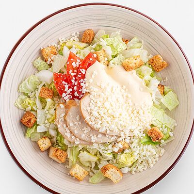 Салат Цезарь с курицей домашнего копчения в Вилка Ложка по цене 217 ₽