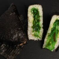 Онигири с чукой в Японец