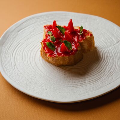 Милфей с ванильным кремом и свежими ягодами в Круча по цене 750 ₽