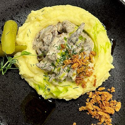 Бефстроганов с картофельным пюре в Bun по цене 480 ₽