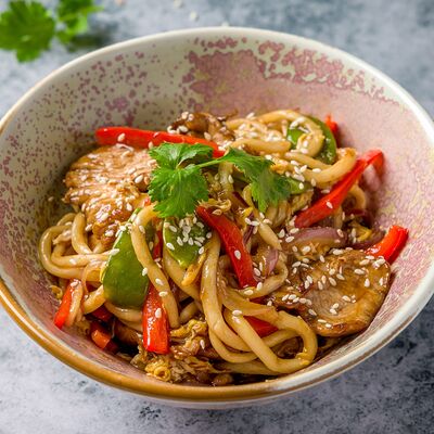 Домашняя лапша с курицей в Poke & TomYum по цене 590 ₽